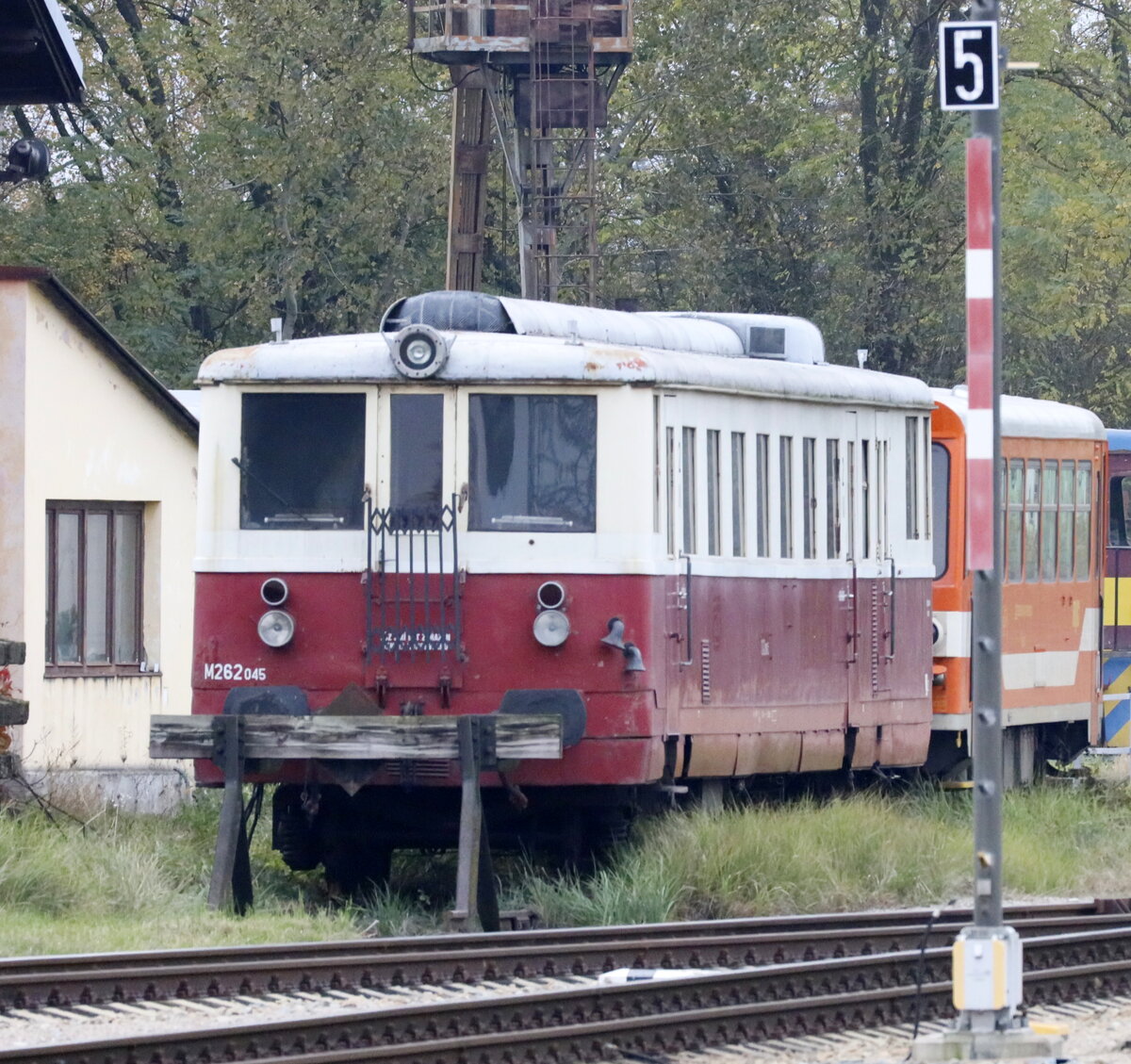 Abgestellt in Veselí nad Lužnicí ist dieseer TW der Baureihe 830.(M262 045)
02.11.2024  10:41 Uhr.