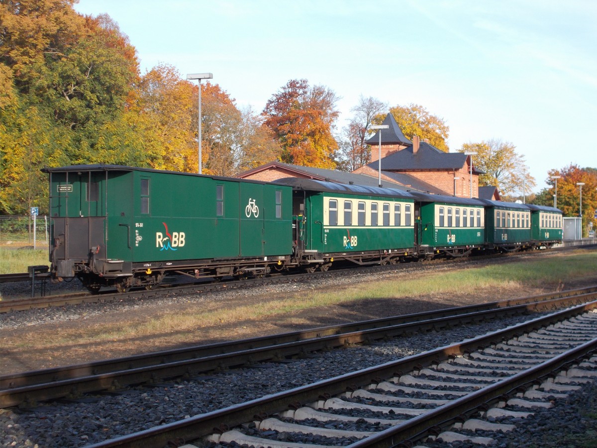 Abgestellte Wagen,am 26.Oktober 2015,am Putbuser Bahnsteig.