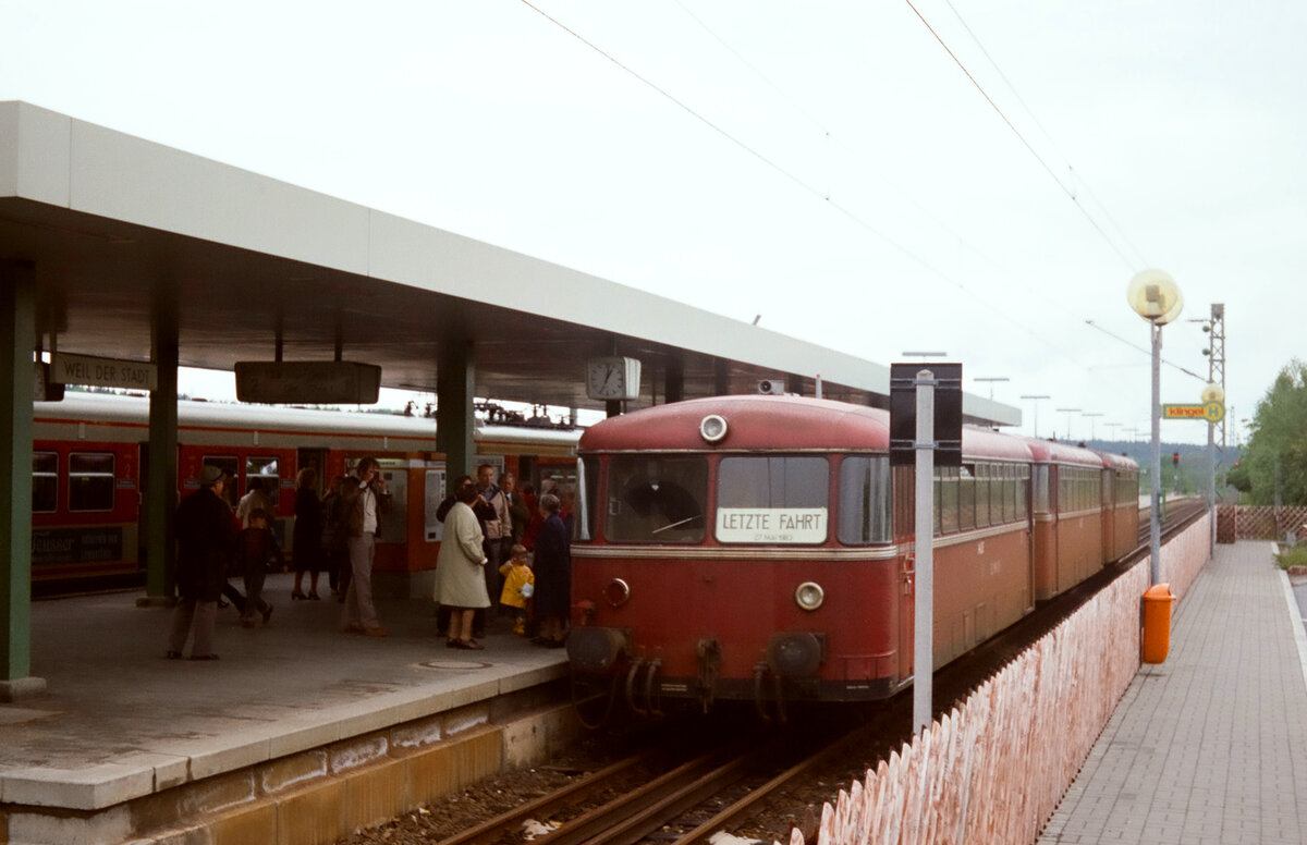 Abschied von einer aufwendig gebauten Nebenbahn der DB: Im Bahnhof Weil der Stadt steht einer der letzten Züge dieser wundervollen Bahn, vielleicht war es schon der letzte. Ab dem 28.05.1983 würde hier so nie wieder ein Zug mit Uerdinger Schienenbussen nach Fahrplan in Richtung Calw unterwegs sein. 