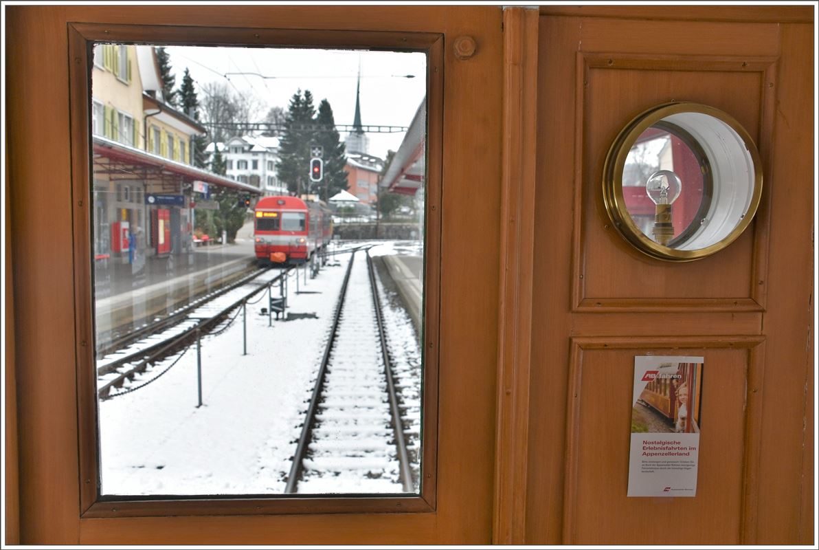 Abschiedsfahrt mit dem  Föfi  (5) über die Ruckhalde nach St.Gallen. Wandleuchte im B119 mit Durchblick. Gais.(13.11.2016)