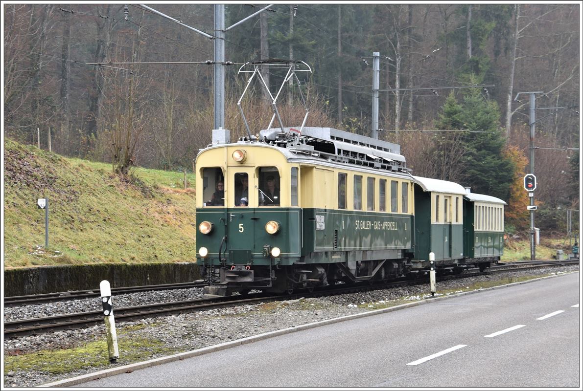 Abschiedsfahrt mit dem  Föfi  (5) über die Ruckhalde nach St.Gallen. BCFeh 4/4 5, D165 und B119 in der Dienststation Liebegg. (13.11.2016)