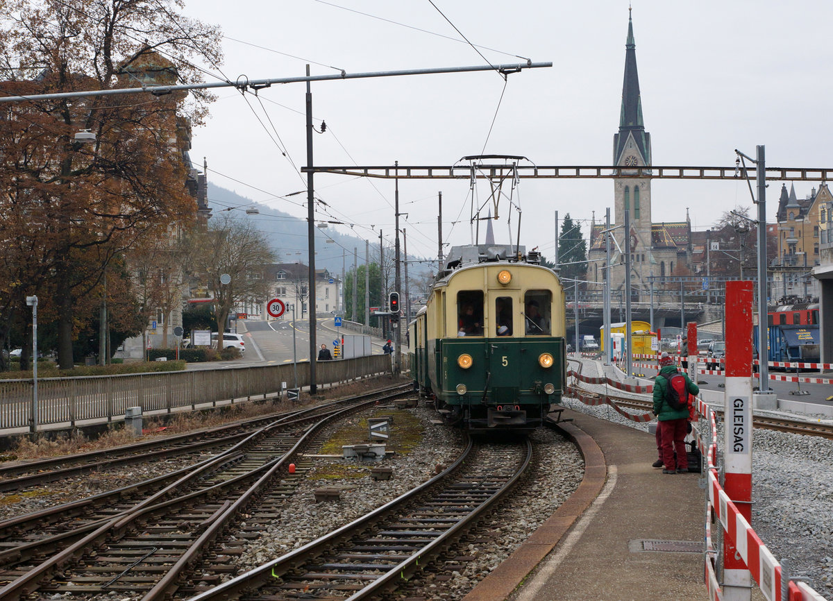 ABSCHIEDSFAHRT: MIT DEM FÖFI ÜBER DIE RUCKHALDE
AB/SGA: Einfahrt des Sonderzuges mit dem BCFeh 4/4 5 in den Bahnhof St. Gallen am 13. November 2016. Bald sind die alten Geleiseanlagen der ehemaligen SGA Geschichte.  
Foto: Walter Ruetsch 