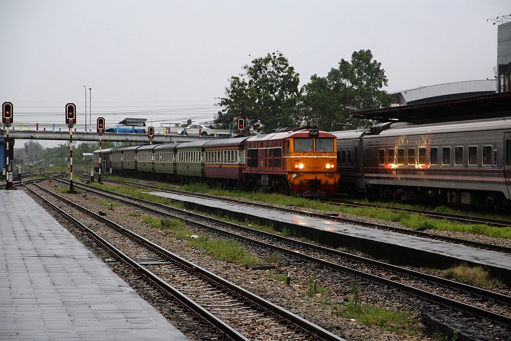 ADD 4420 (Co'Co', de, Alsthom, Bj.1985) fährt am 07.Jänner 2023 bei regnerischem Wetter mit dem LOC 445 (Nakhon Si Thammarat - Yala) in Hat Yai Junction ein.