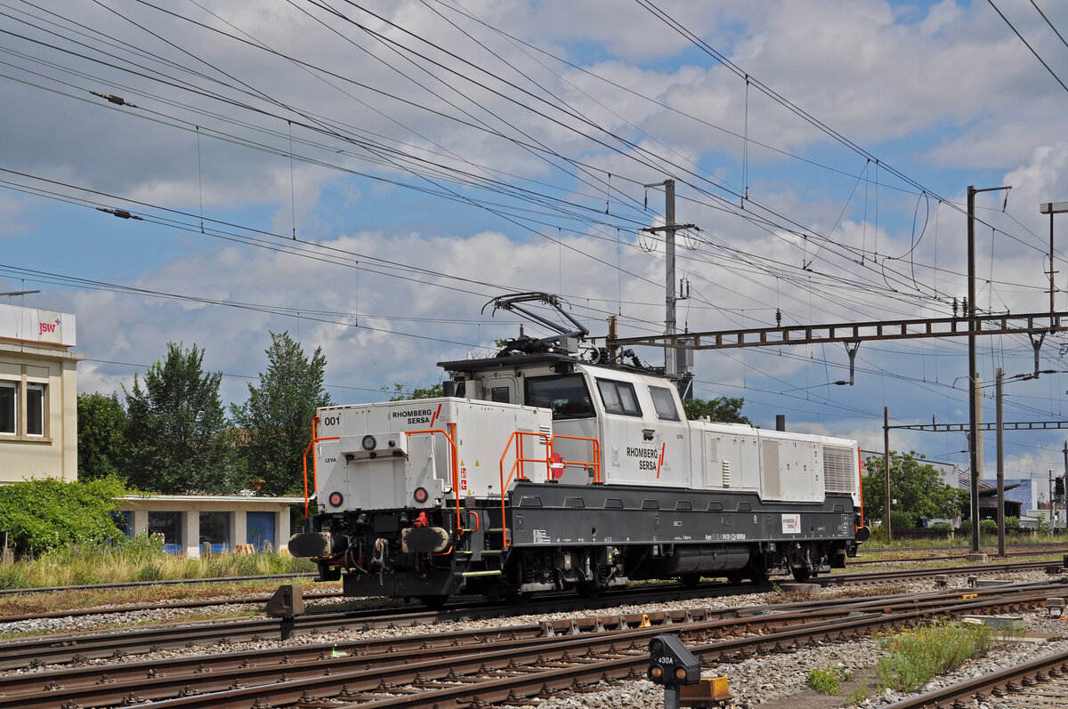 Aem 940 001-1  Leya  von Sersa durchfährt am 22.07.2024 solo den Bahnhof Pratteln.