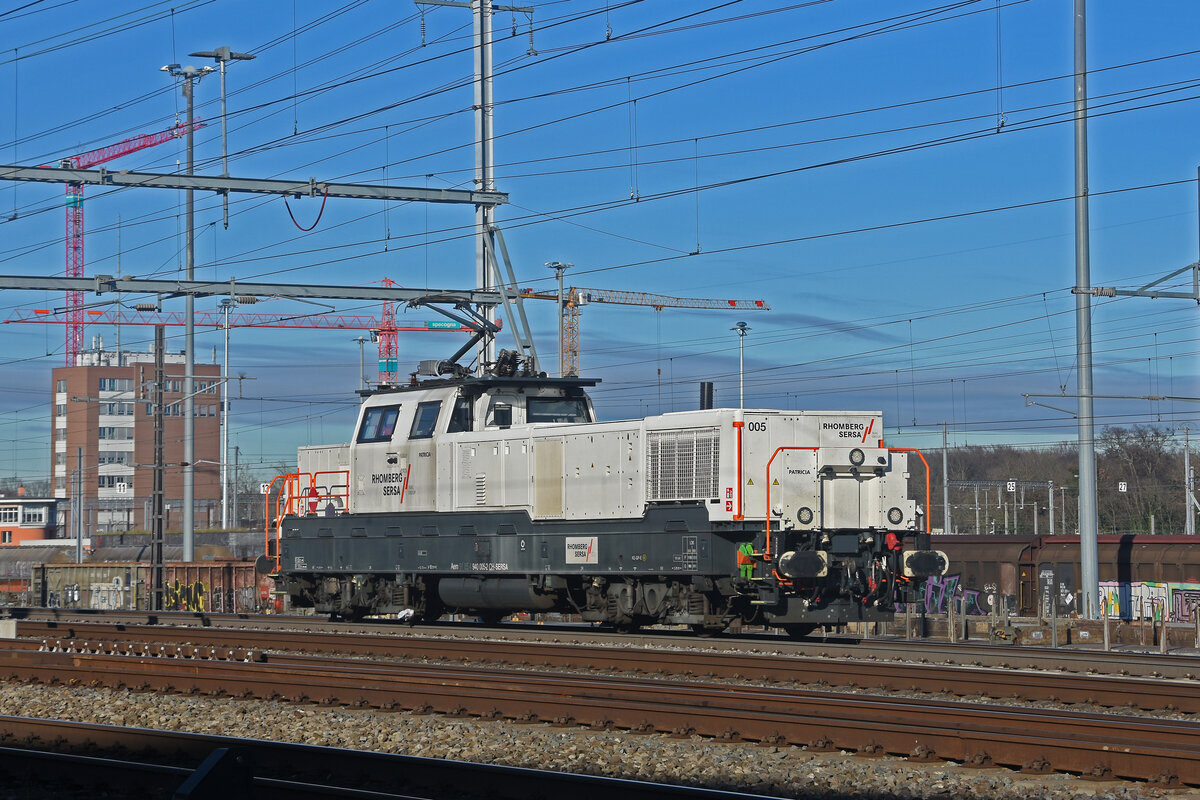 Aem 940 005-2  Patricia  von Sersa durchfährt am 16.12.2024 solo den Bahnhof Muttenz.