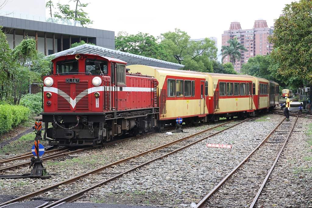 AFR DL47 (B'B', dh, TRSC - Taiwan Rolling Stock Co., Bj.2007, Fab.Nr. 0601) schiebt am 04.Juni 2017 in der Beimen Station als Zug 10 (Beimen Station - Chiayi Station) an den Hausbahnsteig.