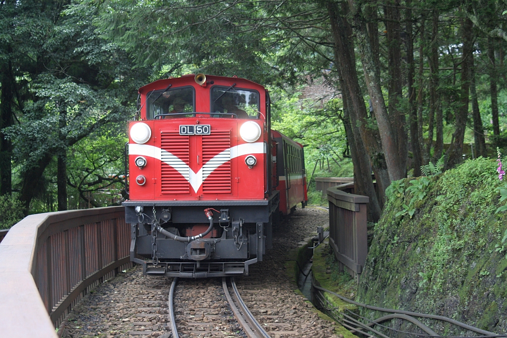 AFR DL50 am 05.Juni 2014 unterwegs mit Zug 34 von Chaoping Station nach Alishan Station zwischen den beiden Stationen.