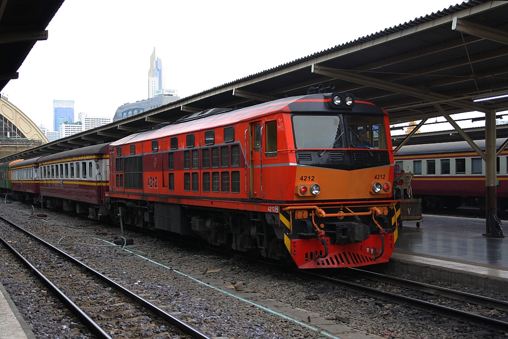 AHK 4212 (Co'Co', de, Krupp, Bj.1980, Fab.Nr. K-5480) am 15.Mai 2019 vor dem ORD 313 nach Ban Phachi im Bf. Hua Lamphong.