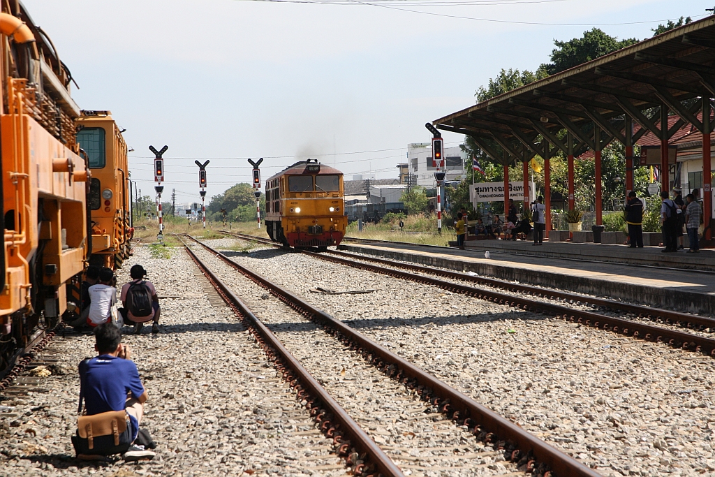 AHK 4220 (Co'Co', de, Krupp, Bj.1980, Fab.Nr. K-5484) wendet am 05.Dezember 2024 in der Chachoengsao Junction vom ORD 367 von Hua Lampong auf den ORD 368 nach Hua Lampong.