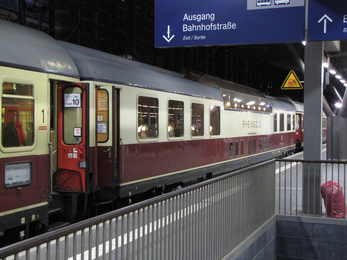 AKE Aussichtswagen  DomeCar  ADmh 101 im  AKE-Rheingold  DPF 50 nach Köln Hbf, am 10.12.2016 in Erfurt Hbf.