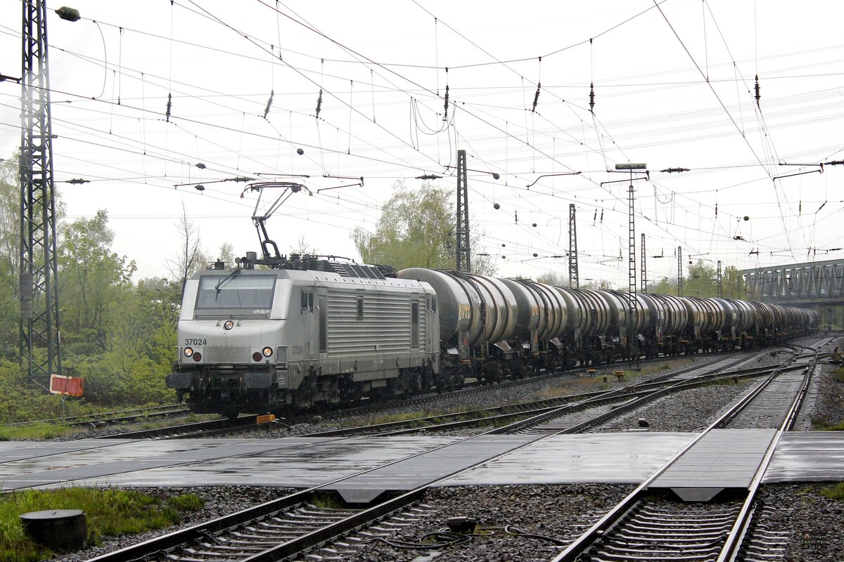 akiem 37024 mit VTG-Kesselzug in Recklinghausen Süd, April 2016.