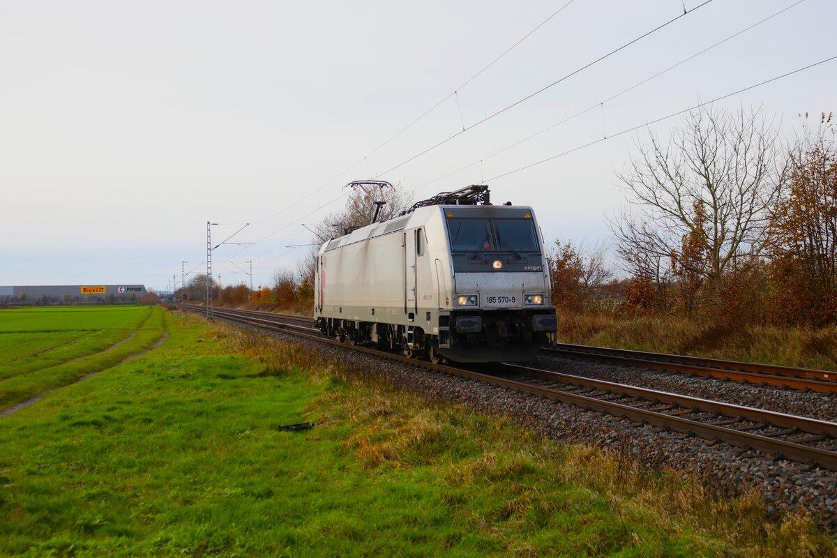 Akiem Bombardier Traxx 185 570-9 Solo bei Altheim (Hessen) am 23.11.24