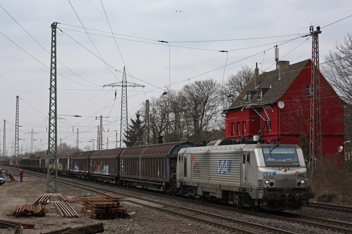 Akiem/HSL 37025 zog am 8.4.13 den HSL Drathrollenzug bzw den DGS 88775 von Bremen Inlandshafen nach Neunkirchen Hbf (Sdl.) durch Ratingen-Lintorf.