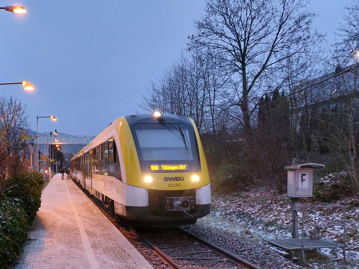 Albstadt-Lautlingen am 09.12.2022 mit 622 303 als RB in Richtung Tübingen