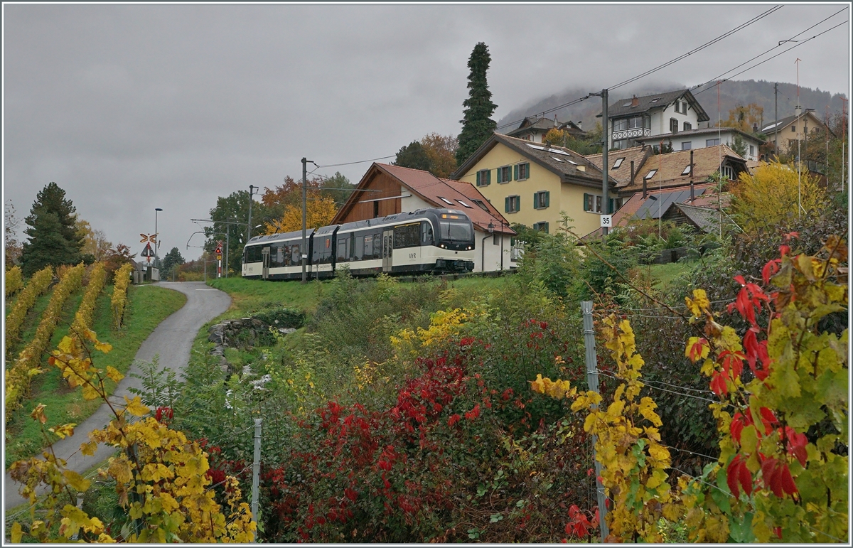 Alle Jahre wieder, der bunte Herbst. Und bei Planchamp fand ich was ich mir vorstellte: bunte Farben und einen relativ langsam fahrenden Zug und somit die Antwort auf meine Frage: Bei jedem Wetter lässt sich, hat man sich der Situation angepasst, das herrliche bunte Naturschauspiel einfangen. 

Der MVR ABeh 2/6 7501 verlässt als Regionalzug von Fontanivent nach Montreux den Halt Planchamp. 

23. Oktober 2020