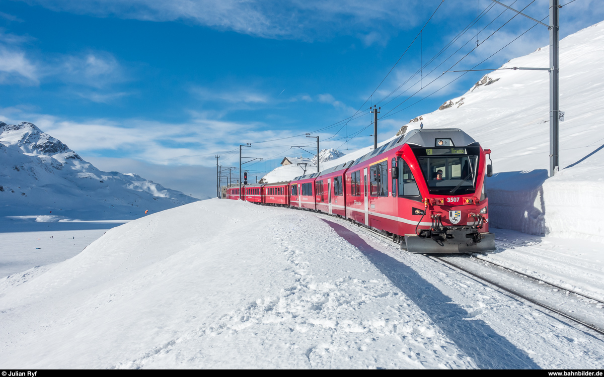 Allegra 3507 am 28. Januar 2018 mit einem Regio St. Moritz - Tirano kurz nach Verlassen des Bahnhofs Ospizio Bernina.