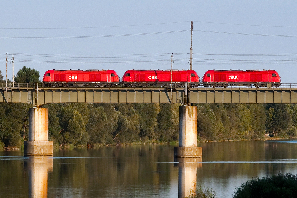 Aller Guten Dinge sind Drei. Drei mal BR 2016 überqueren die neue Donau in Wien in Richtung Wien Erdberger Lände. Die Aufnahme entstand am 28.08.2014.