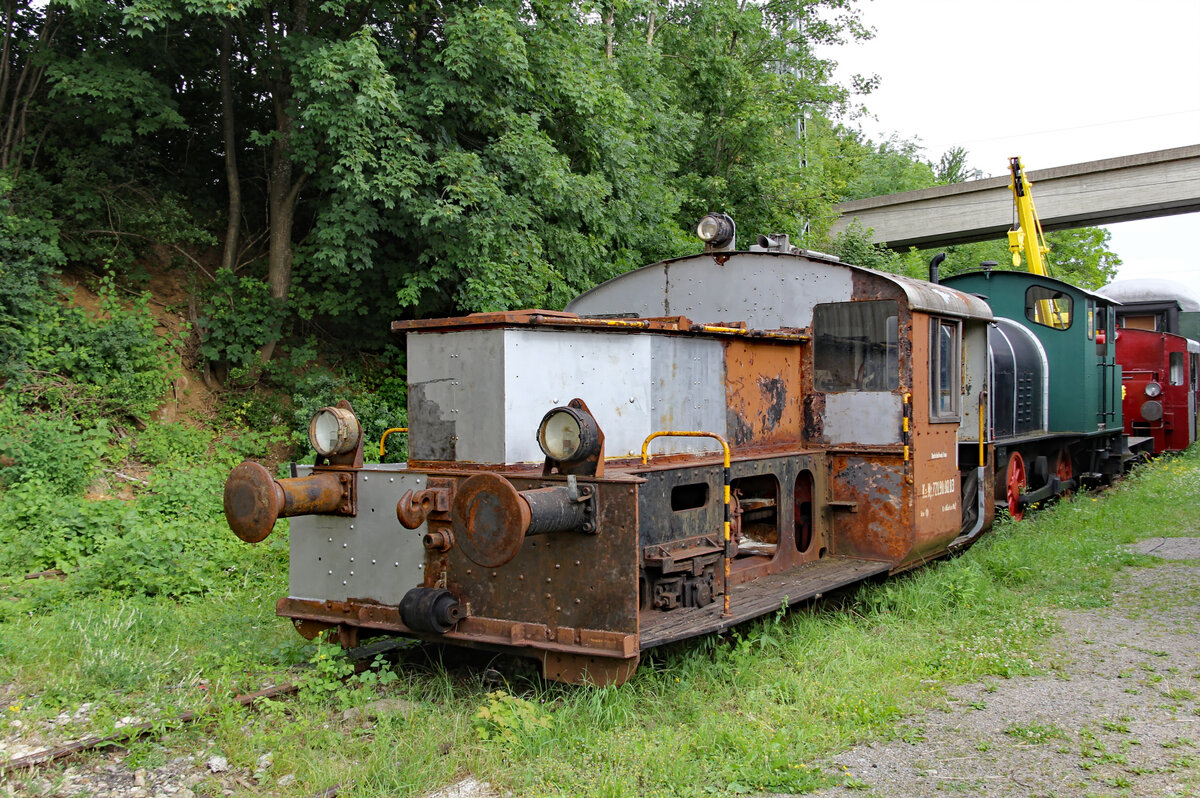 Als die Aufnahme der 381 011 am 28.06.2012 im BEM Nördlingen entstand, war gerade die Restauration der Lok im Gange.