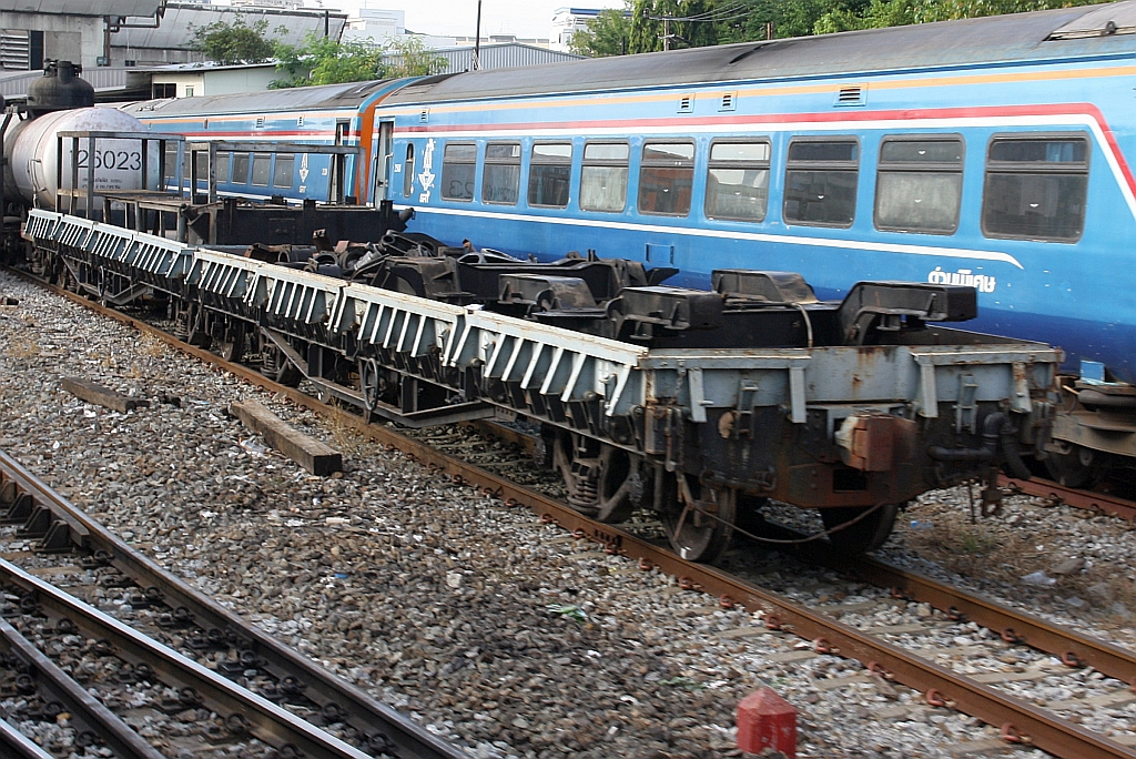 Als Dienstgutwagen verwendet standen diese zwei บ.ข.น. (บ.ข.น. =B.F.H./Bogie Heavy Flat Wagon) am 05.Dezember 2024 im Depot Hua Lamphong.