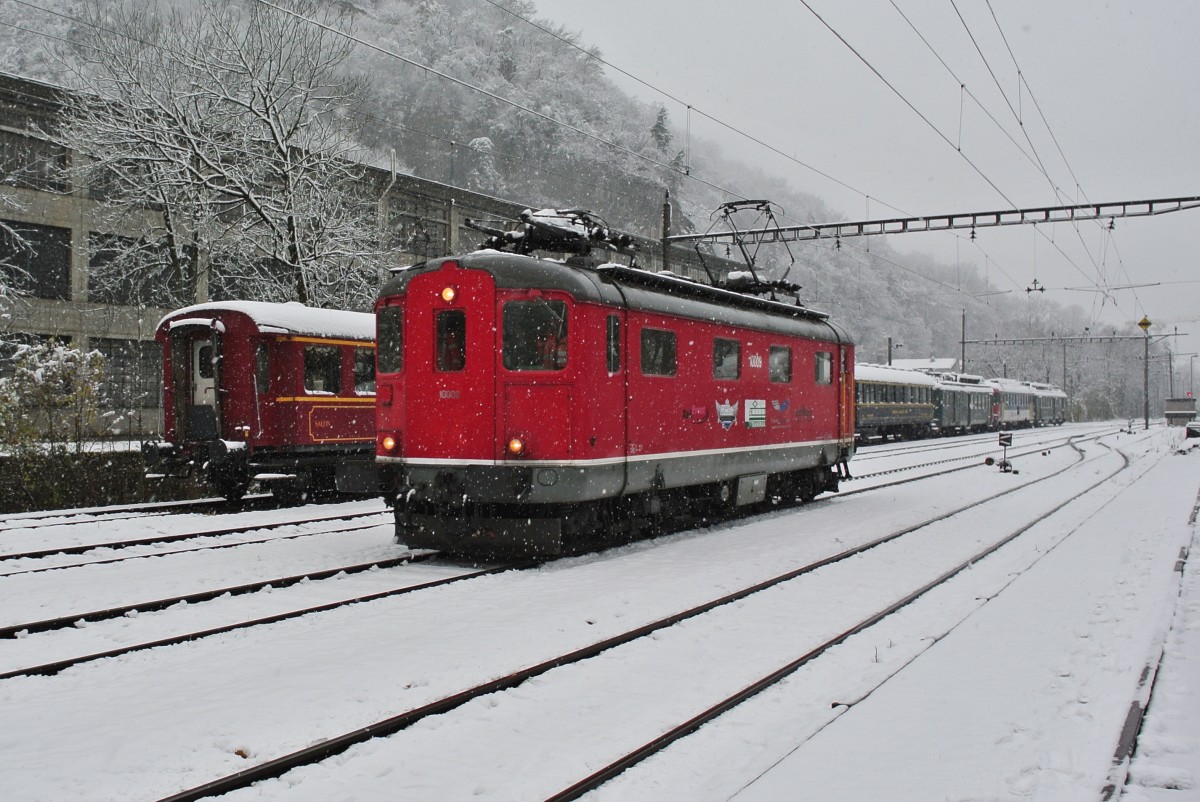 Als Ersatz fr die BDe 4/4 im Gterzugsdienst wurde eine Re 4/4 I angeschafft. Bei der Re 4/4 I handelt es sich um die 10009. Klus, 22.11.2013.