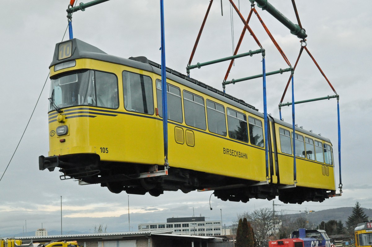 Als letzter wird der Be 4/6 105 der im BEB Look lackiert ist zum Verladeort gezogen. Somit ist klar, Basel und die Region haben es nicht verstanden ein historisch wertvolles Fahrzeug als Oldtimer zu behalten. Ich bin überzeugt, dass dieser entscheid noch bedauert wird. Am 06.01.2016 wird das Kapitel Be 4/6 101 - 115 für immer beendet.