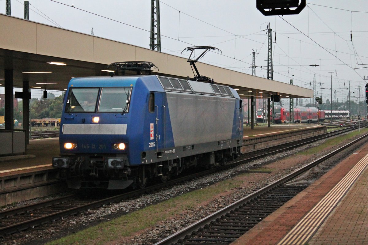 Als Lokzug fuhr am 11.08.2015 die RheinCargo 2015 (145-CL 201/145 097-2) über Gleis 4 durch den Badischen Bahnhof von Basel in Richtung Abstellgleis im nördlichen Vorfeld.