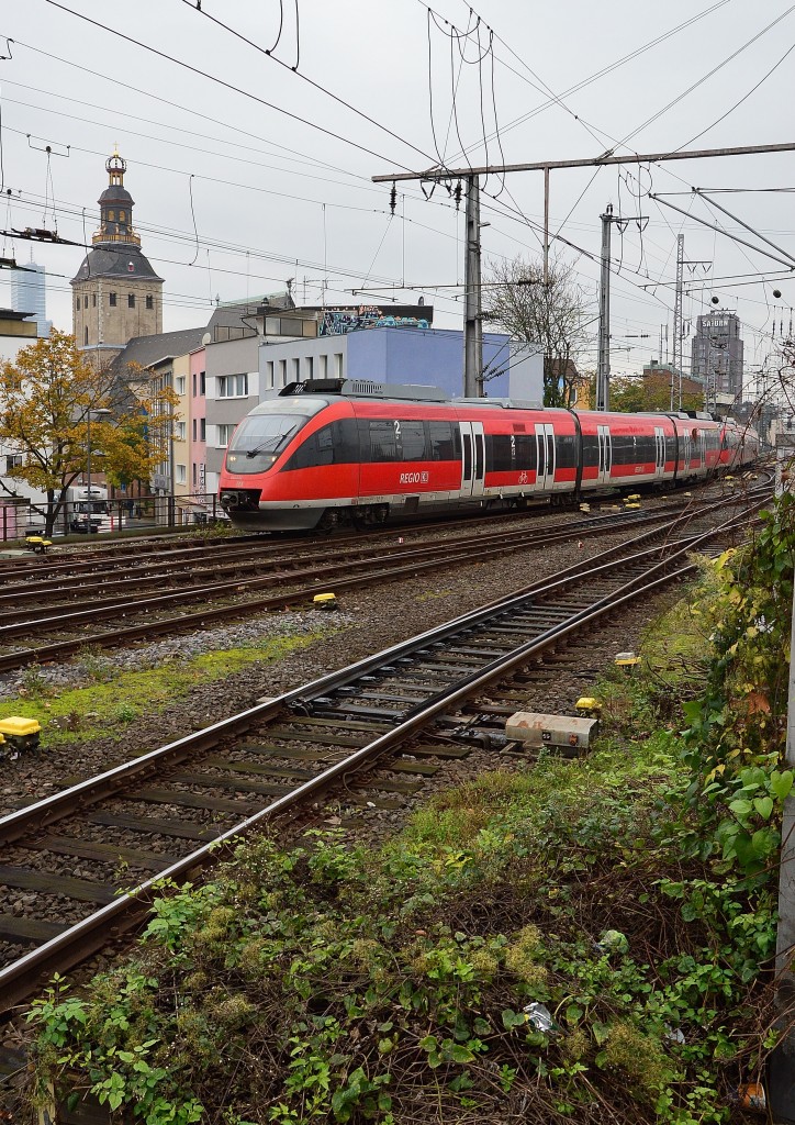 Als RB 24 fahren hier der 644 032 und 644 023 nach Köln-Deutz in den Hbf ein. Donnerstag 30.10.2014