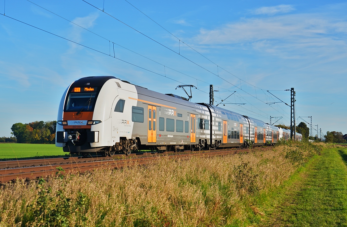 Als RE 6 von Köln nach Minden fährt ein RRX-Doppel, vorne der 462 084, am 26.10.2024 durch Neuss-Elvekum