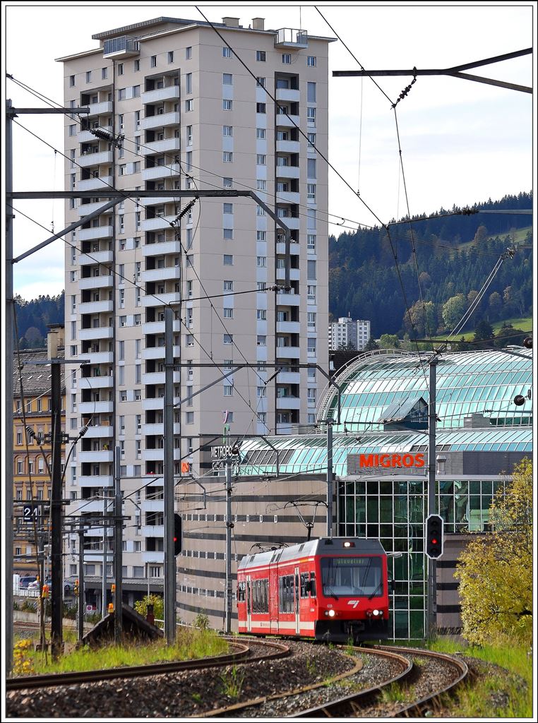 Als Regio 267 verlässt der ABe 2/6 633  La Gruère  die Uhrenmetropole La Chaux-de-Fonds bereits wieder. Das linke Gleis gehört der TRN nach Les Ponts-de-Martel. (13.10.2014)