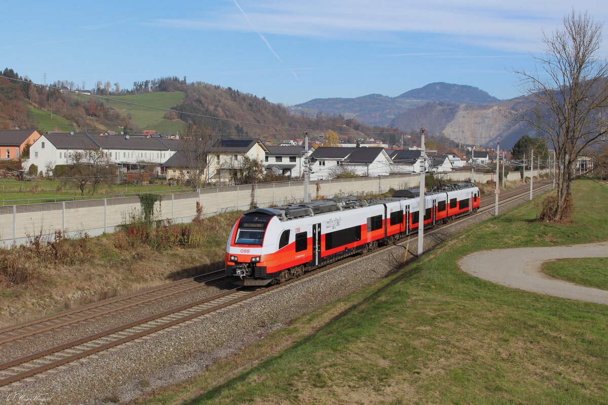 Als S1 4033 von Bruck an der Mur nach Graz Hbf fährt der 4744 055 bzw voraus mit dem 4744 555 am 18.11.2024 kurz vor der Haltestelle Stübing seinem Ziel entgegen.