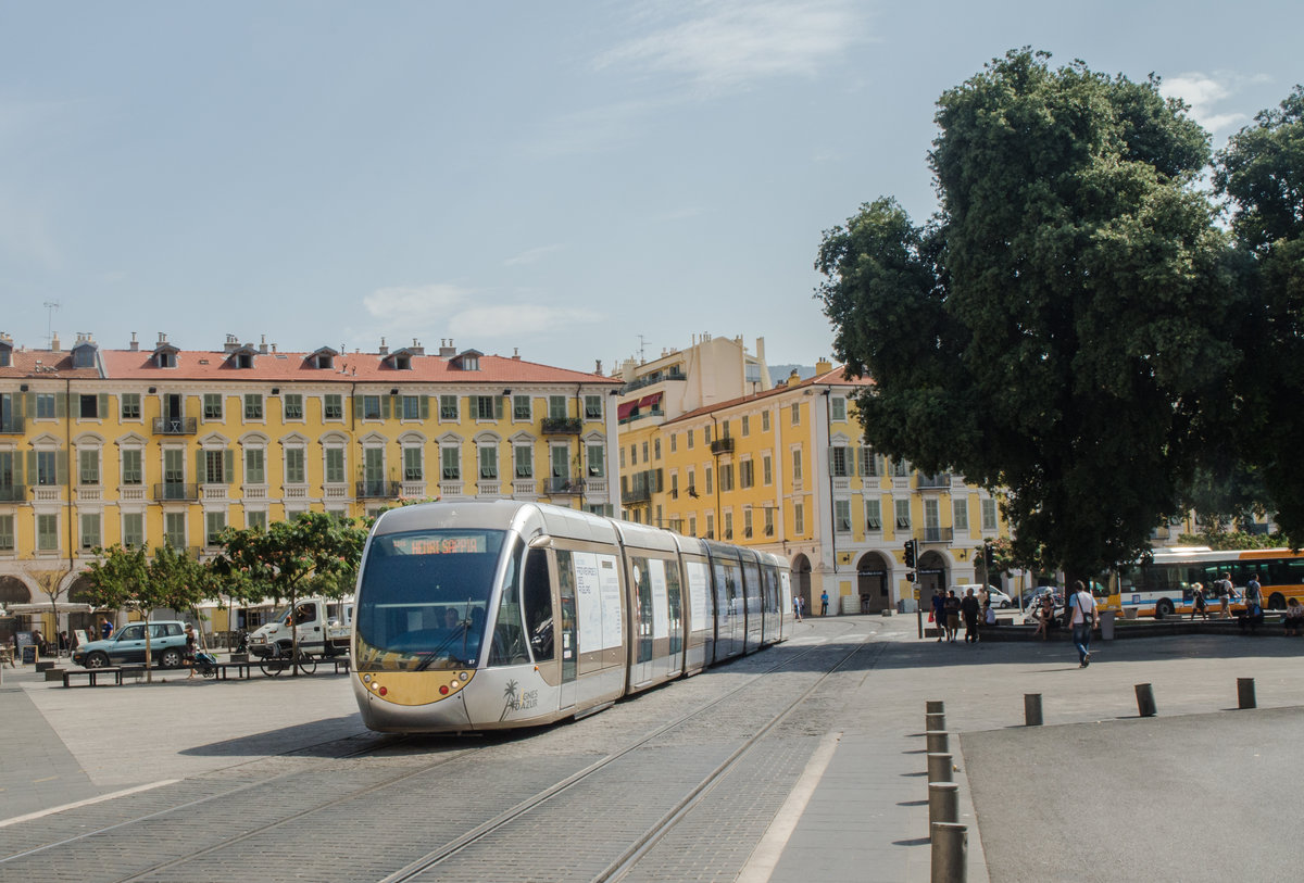 Alstom Citadis, Nizza 027

Citadis 027 am 16.Juli.2015 im zweiten oberleitungsfreien Abschnitt im Streckennetz von Nizza. Der Zug hat die Haltestelle  Garibaldi  verlassen und überquert den  Place Garibaldi 