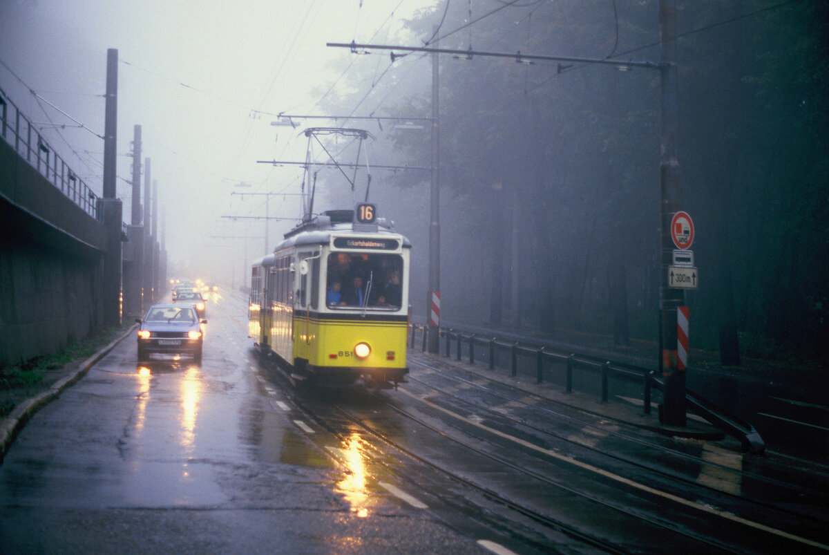 Alt und neu lassen sich hier bestens vergleichen: Bei der Sonderfahrt der Stuttgarter Straßenbahn auf der Neuen Weinsteige fährt der Zug aus TW 851 und BW 1390 noch auf der oft sehr vollen Straße über die Neue Weinsteige (rechts), und die neue Stadtbahn rast über eigene Gleise neben und über der Straße in die Stadt.