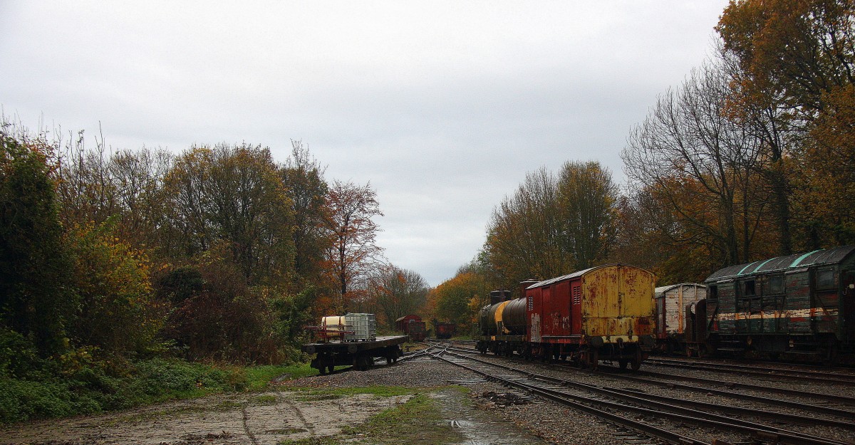 Alte Güterwargen stehen in Hombourg(B) bei regnerischen Novemberwetter am Nachmittag vom 16.11.2014. 