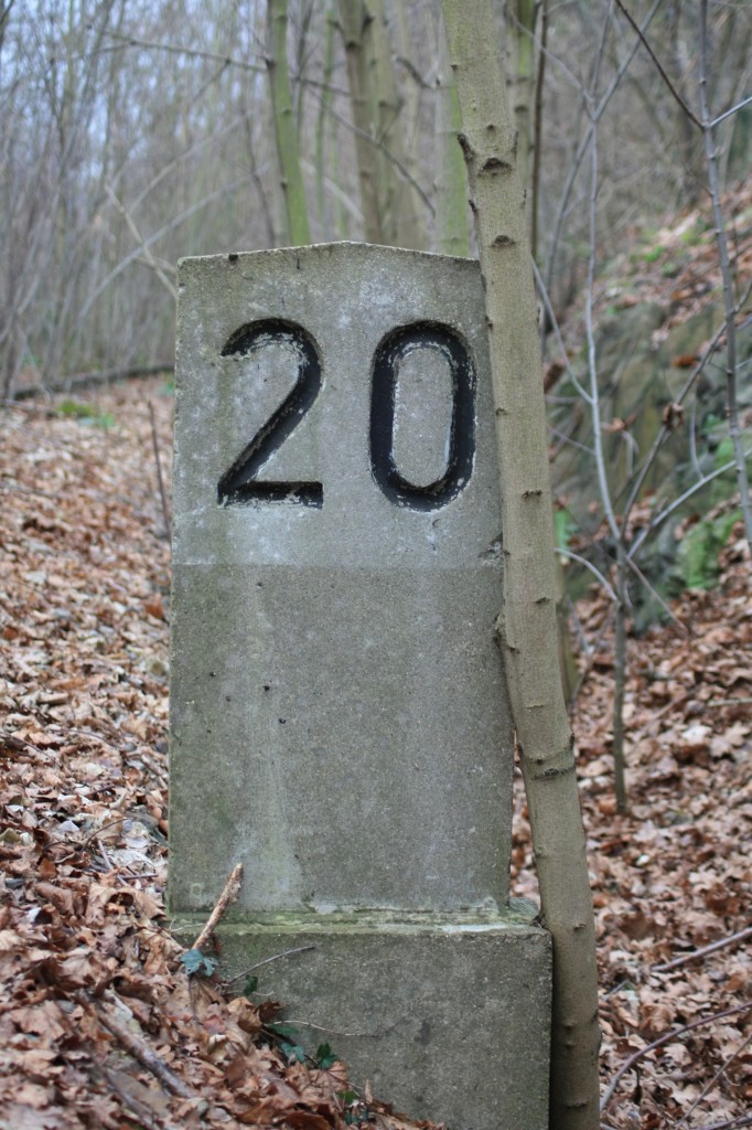 alter Kilometerstein auf der stillgelegten Strecke Knigsbrck-Stragrbchen-Bernsdorf....am ehemaligen Viadukt in Knigsbrck,19.12.2013,12:19 Uhr 