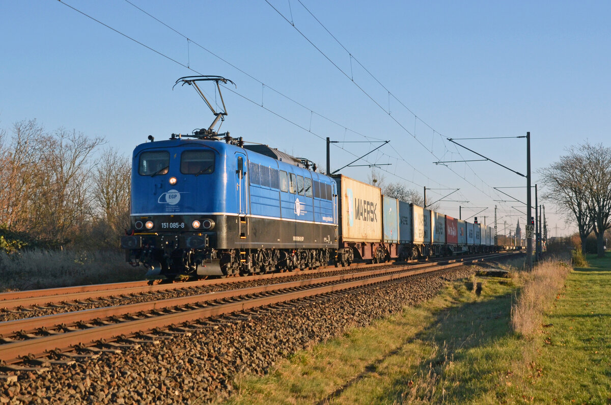 Am 01.12.24 führte 151 085 der EGP einen schlecht ausgelasteten Containerzug durch Greppin Richtung Dessau.