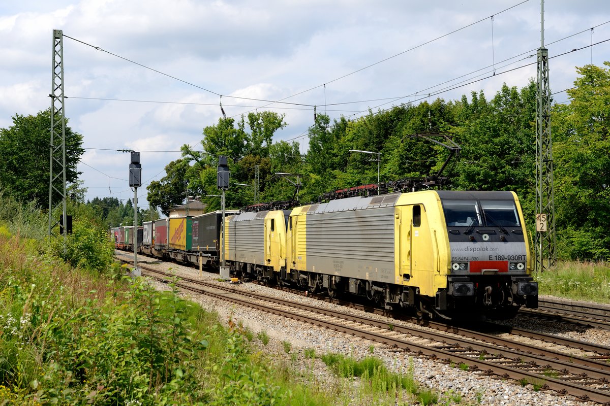 Am 02. August 2014 konnte ich diese Doppeltraktion - bestehend aus 189 930 und 931 - im Bahnhof Aßling vor einem KLV zum Brenner fotografieren. Der Bahnhof hat inzwischen sein Quertragewerk verloren und ist inzwischen fotografisch vollkommen uninteressant geworden.