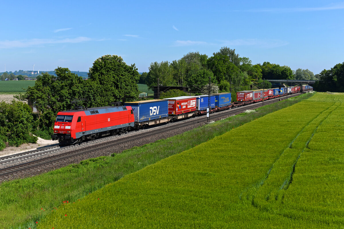 Am 02. Juni 2021 konnte ich bei Langweid die kürzlich mit Neulack versehene 152 054 vor einem KLV-Zug fotografieren. Ziel des Zuges war sicherlich Verona Q.E., allerdings sind mir Ausgangsort und Zugnummer unbekannt. Möglicherweise ein Neuverkehr?