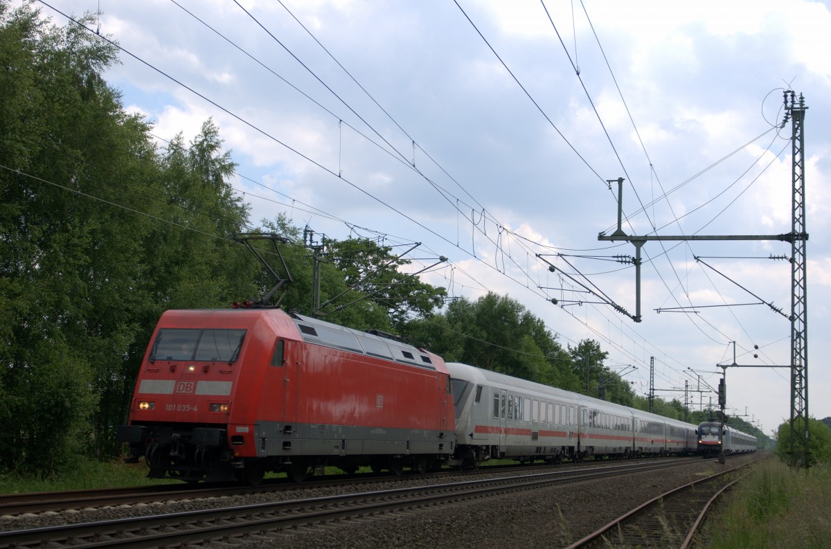 Am 02.06.14 überholt DB Fernverkehr 101 035 mit IC 2226 Nürnberg Hbf - Kiel Hbf in Diepholz den ebenfalls in Richtung Norden fahrenden HKX 1803 nach Hamburg-Altona. Dieser wurde auf das Süd-Gleis umgeleitet und muss dort warten.