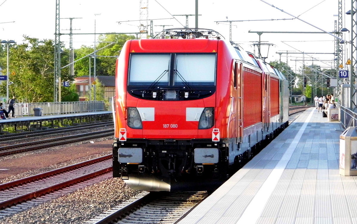 Am 02.06.2017 die   187 081-5 und die 187 080-7 in Magdeburg Hbf .