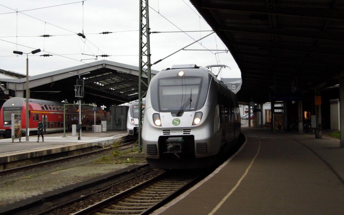 Am 02.12.2015 in Halle (Saale) Hbf die 1442 625 von der DB .