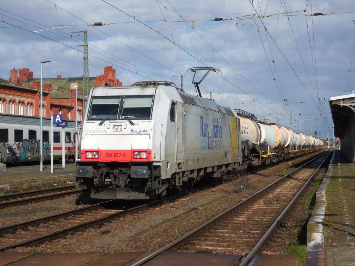  

Am 03.04.2015 kam 185 637 mit ihrem Kesselzug aus Richtung Magdeburg nach Stendal und fuhr weiter nach Hannover.