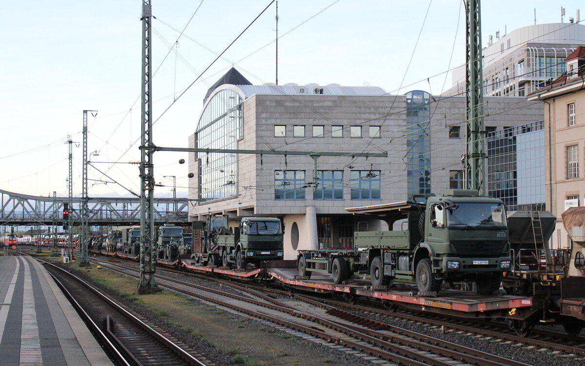 Am 03.04.2024 rangierte dieser Militärtransportzug der Bundeswehr mit der DB 261 039-2 in Darmstadt Hbf.