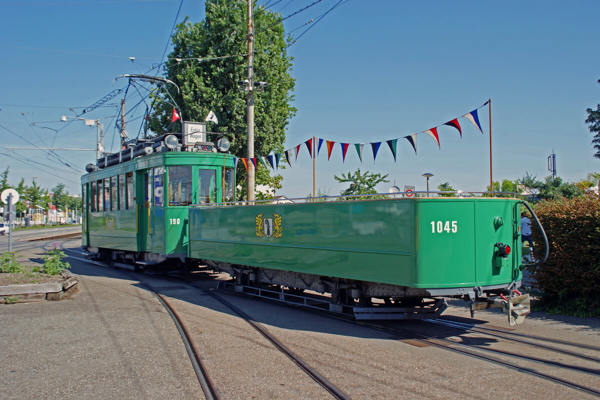 Am 03.07.2011 steht der Ce 2/2 190 zusammen mit dem  Badwännli  1045 auf dem Hof des Depots Dreispitz. Aufnahme Basel.