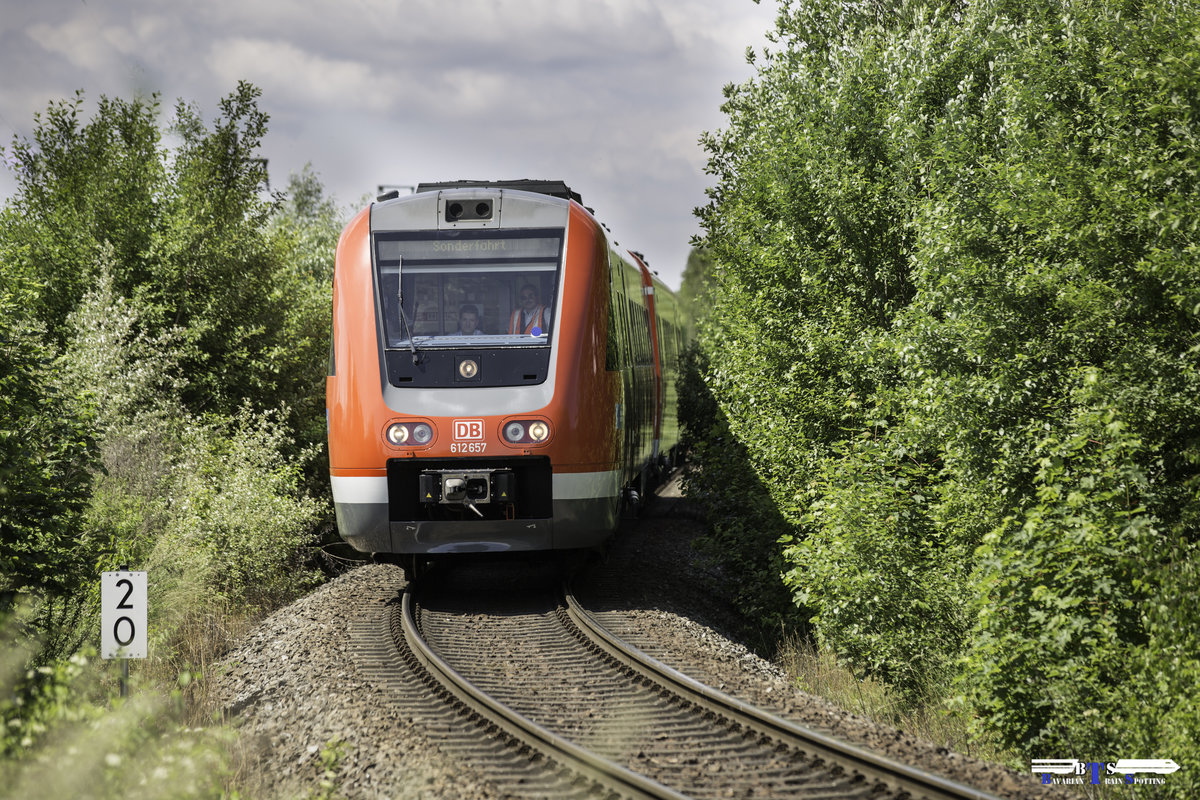 Am 05.06.16 war es endlich soweit. Das BMW Werk Regensburg feierte 30 Jahre Automobilgeschichte. Zu diesem Anlass fur der Triebwagen 612 657 der DB auf dem Anschlussgleis vom Regensburger Hbf zum BMW Werk. 