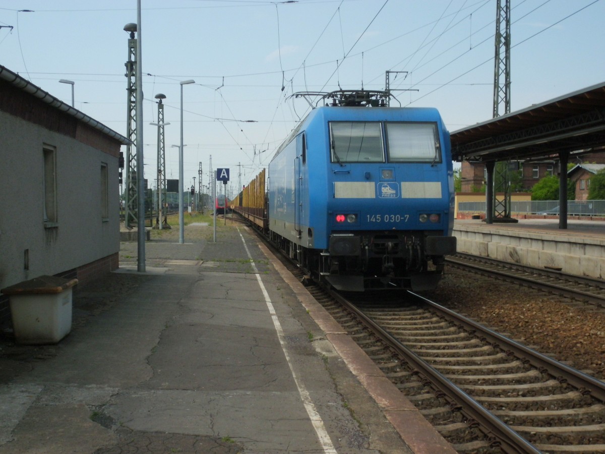 Am 05.07.2015 kam 145 030 mit ihrem leeren Holzzug aus Richtung Niedergörne nach Stendal und fuhr weiter nach Berlin.