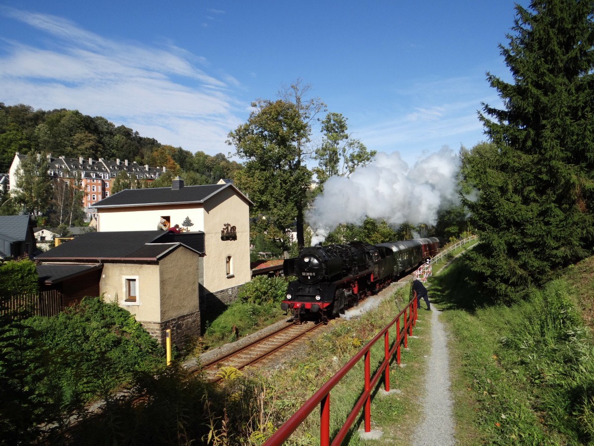 Am 05.10.13 fuhr die Erzgebirgische Aussichtsbahn wieder von Schwarzenberg nach Annaberg und zurck. Heute mit 50 3616 hier die Ausfahrt in Annaberg-Mitte.