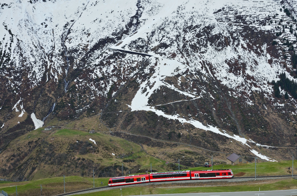 Am 06.05.2024 nähert sich der aus Andermatt kommende ABDeh 4/8 2028 der Matterhorn-Gotthard-Bahn der Station Nätschen