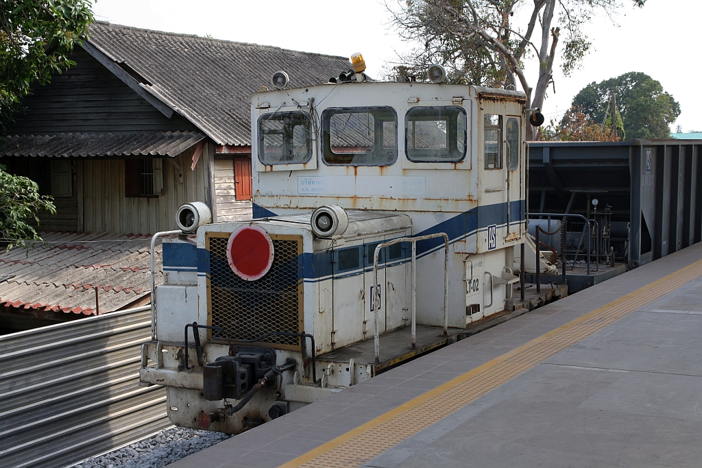 Am 06.Dezember 2024 waren in der Ratchaburi Station einige Fahrzeuge von AS (AS =Associated Engineering (1964) Co., Ltd.) abgestellt, darunter auch dieser Schwerkleinwagen der Type TMC200B mit der AS-Betriebsnummer LT-02.