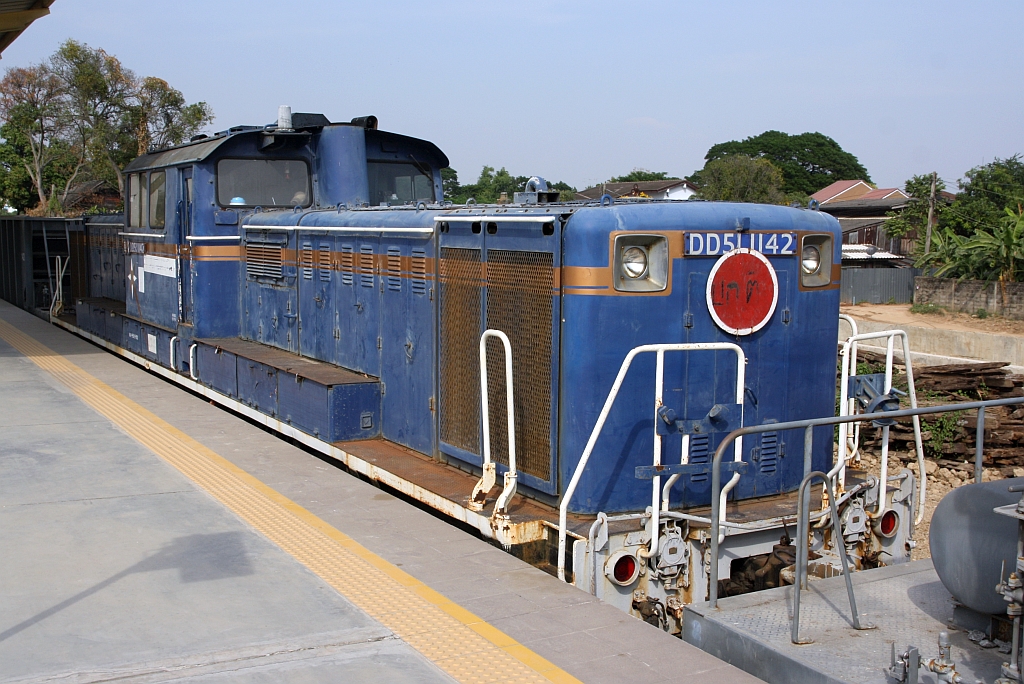 Am 06.Dezember 2024 waren in der Ratchaburi Station einige Fahrzeuge von AS (AS =Associated Engineering (1964) Co., Ltd.) abgestellt, darunter auch die ex JR Hokkaido DD51 1142, ((B')2(B')-dh) mit der AS-Betriebsnummer LT-10.