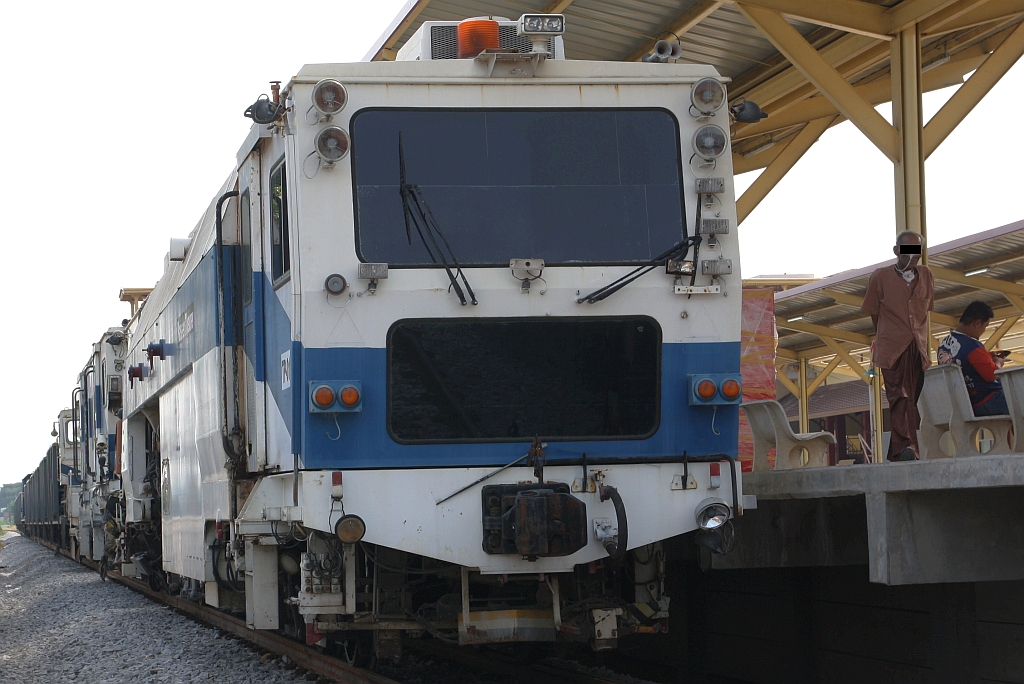 Am 06.Dezember 2024 waren in der Ratchaburi Station einige Fahrzeuge von AS (AS =Associated Engineering (1964) Co., Ltd.) abgestellt, darunter auch diese Gleisstopfmaschine mit der AS-Bezeichnung TP-01 (Hersteller: Plasser & Theurer, Type 08-32 U, Baujahr: ????, Fab.Nr.: ????).